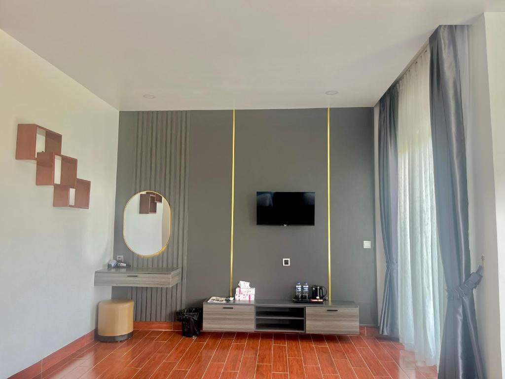 Shared lounge/TV area