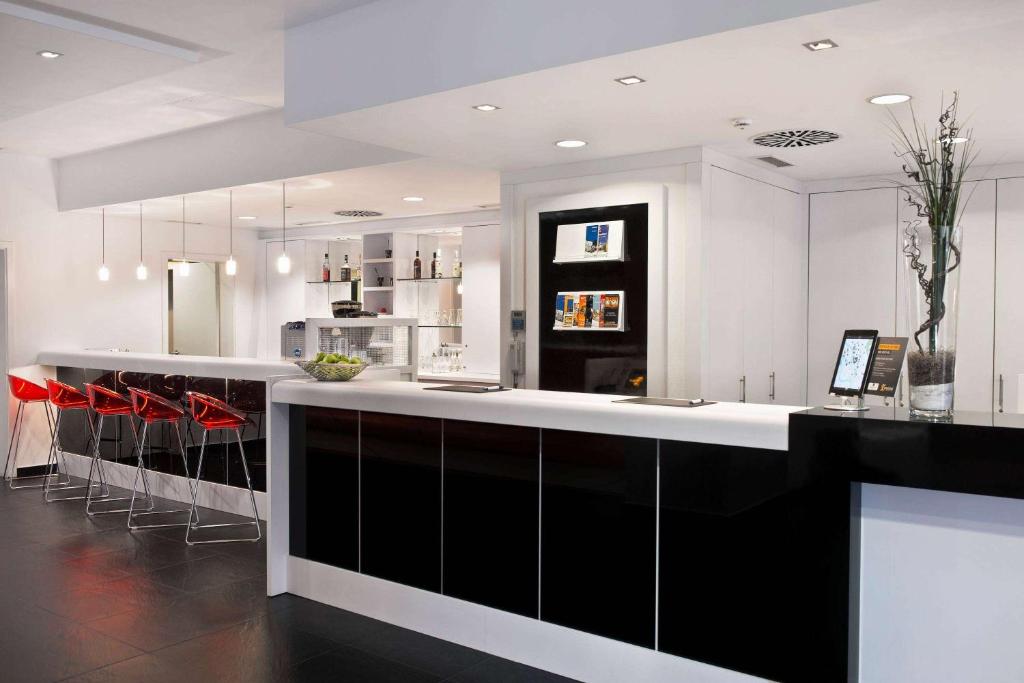 Front desk [24-hour]