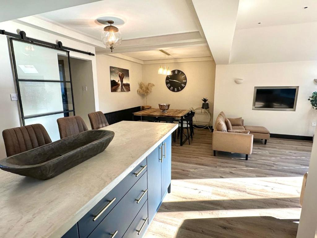 Eden Escape - Bham Airport, NEC, HS2, JLR, Park Access, Sheldon