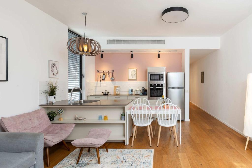 Carmel Market Deluxe - Heart of Nahalat Binyamin, 5m to Beach, Sea View Balcony, Tel Aviv