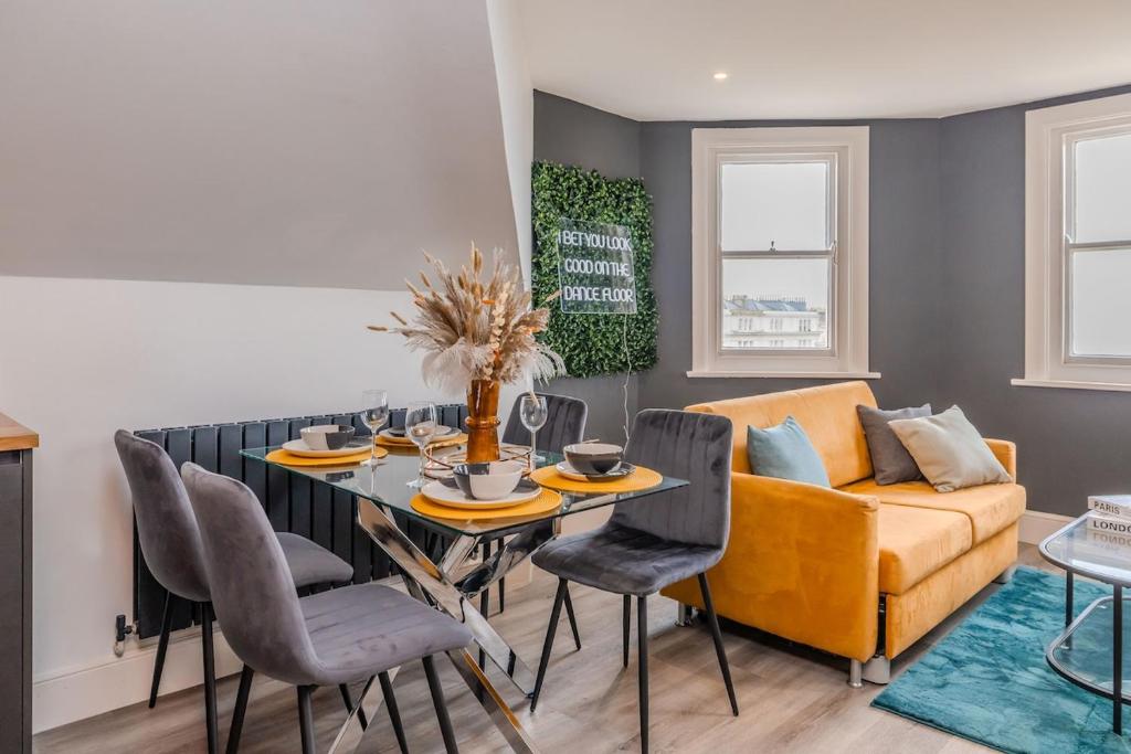 Beautiful Sea View and Allocated Free parking 2 Bedroom Flat with Lift, Brighton and Hove