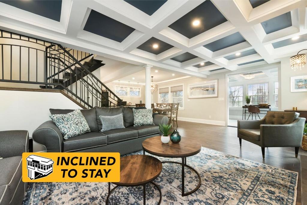 Elegant Home Near PITT, CMU - Sauna & Hot Tub - Park & Walk!, Pittsburgh