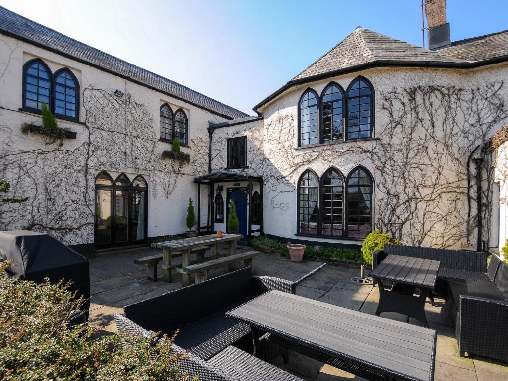 Sycamore Apartment, Lifton