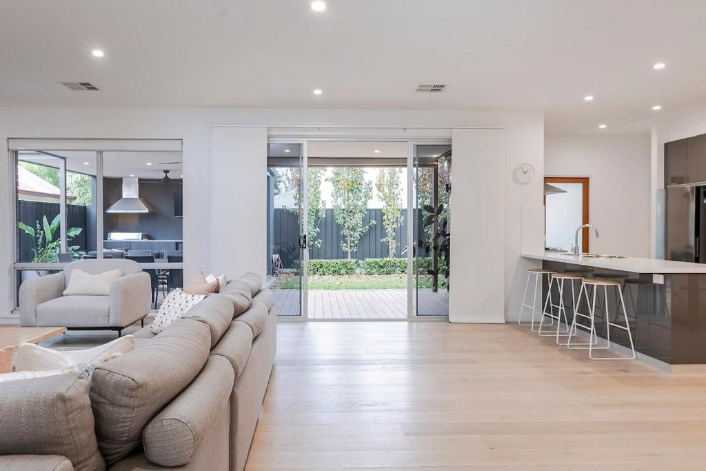 Castle - Pet Friendly, City Fringe, Office, Garage, Prospect