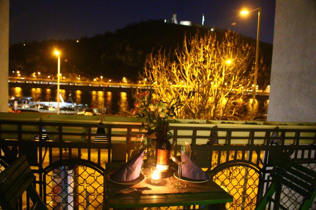 River Ruby, Budapest