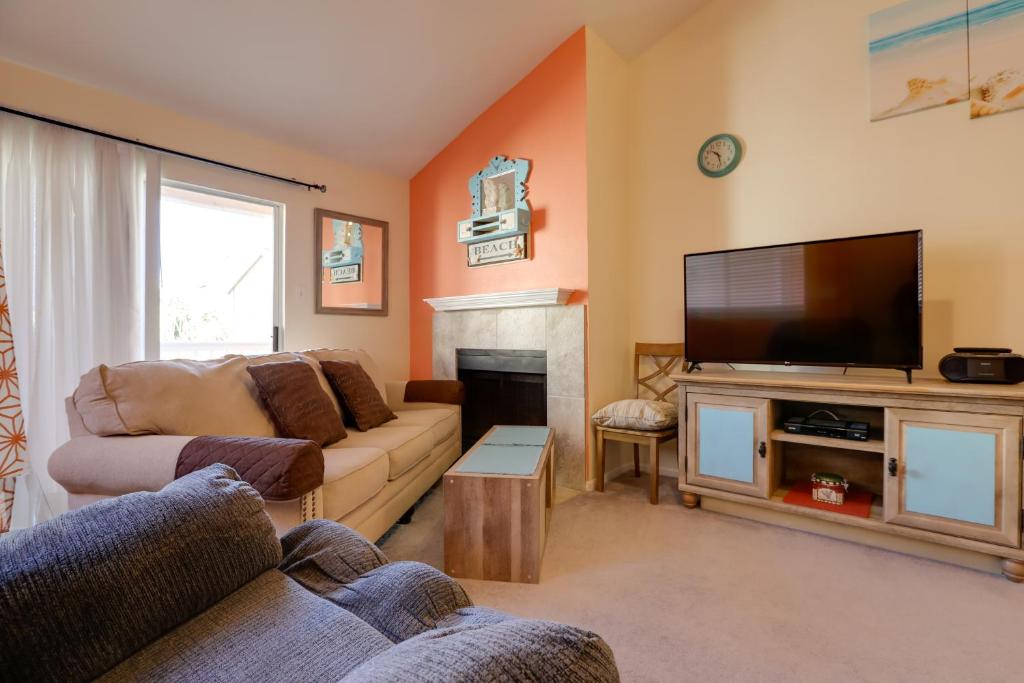 Balcony and Pool Access Condo in Galveston!, Galveston