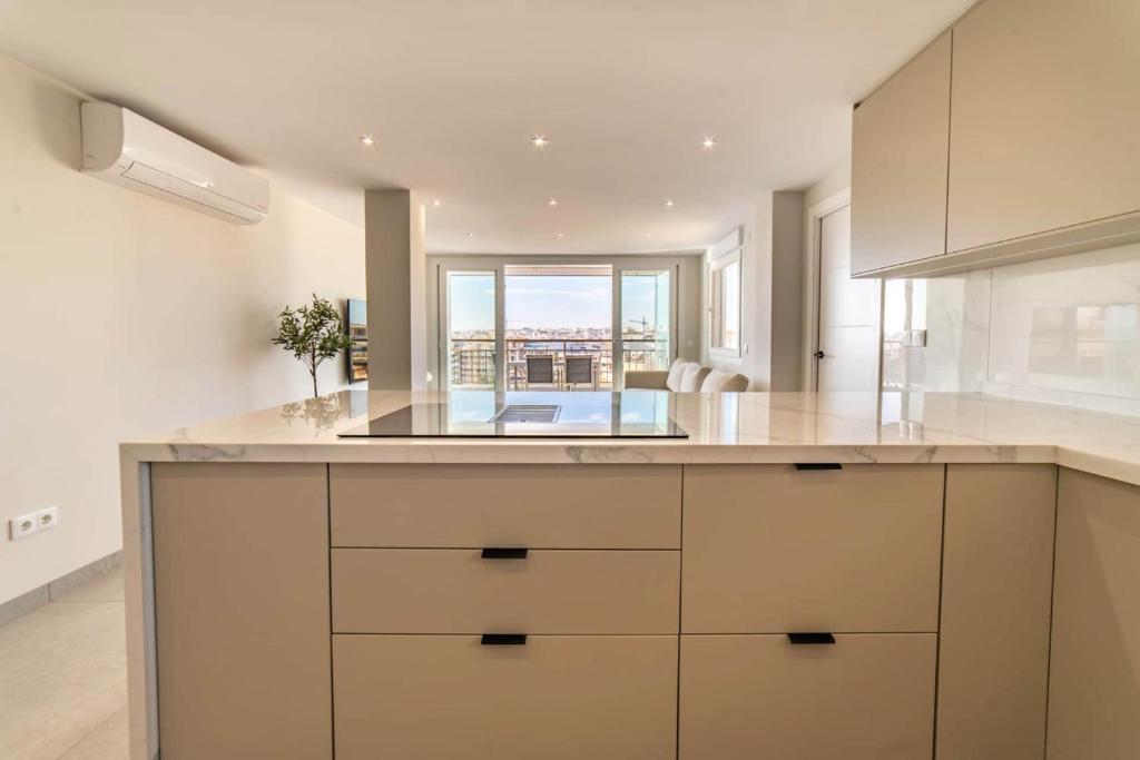 Frontline Apartment Sea Views - Pool - Center - 4