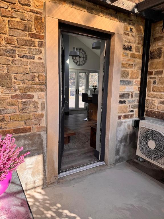 Wend Gardens Studio, Carleton photo 7