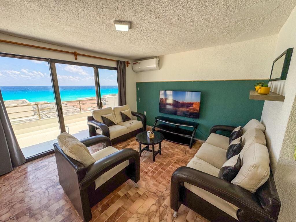 Spacious 2-Story, 4 Bedrooms, Ocean View Balcony, Cancún