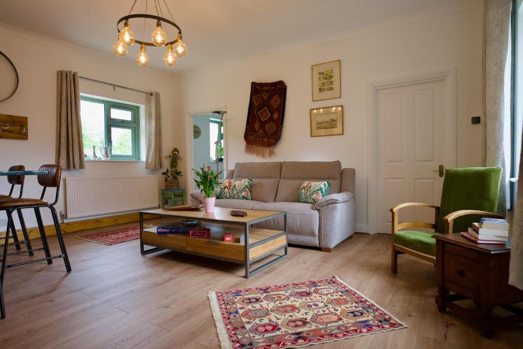 Tring Grange Cottage Sleeps 2 with Onsite Parking, Tring
