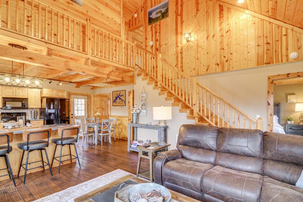 Modern Cabin with Grill Near Golf and Bass Fishing!, Frogue