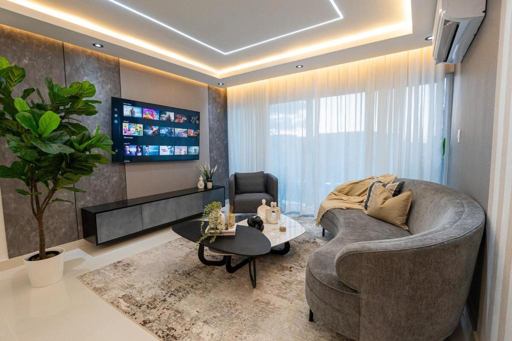 Modern 3BR! 9FL, King Bed! STI with Pool! Fast wifi!, Santiago de los Caballeros