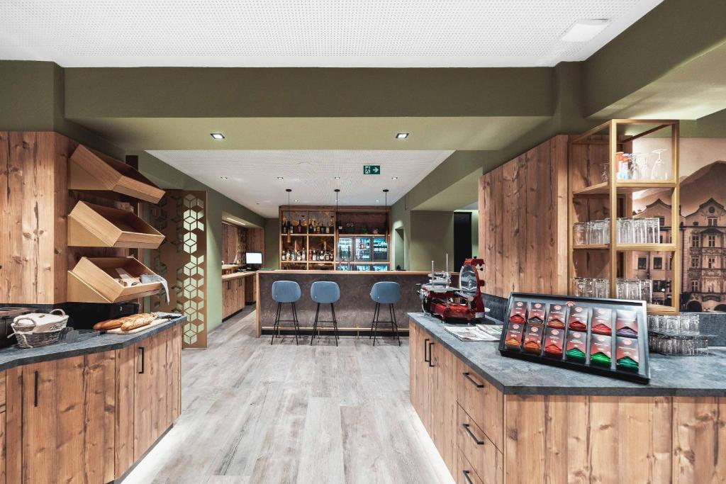 บินเดอร์ บัดเจ็ต ซิตี้-เมาน์เท็น โฮเต็ล (Binders Budget City-Mountain Hotel)