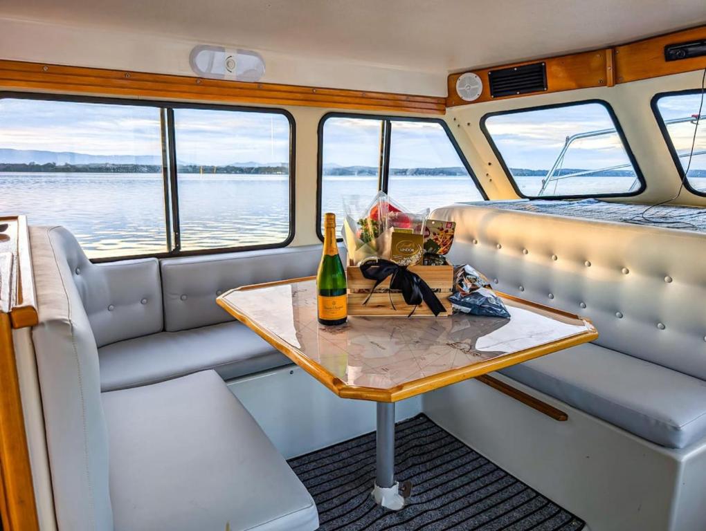 Boat Experience, Lake Macquarie, Bonnells Bay