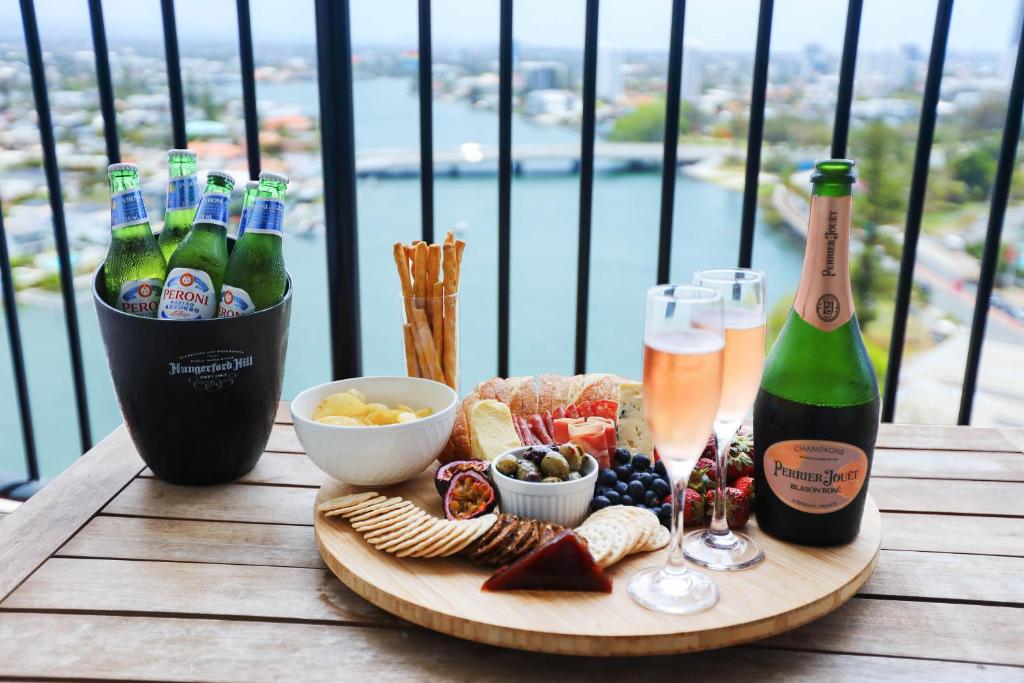 ABSOLUTE Riverfront 2br apt, Views from every room, Gold Coast