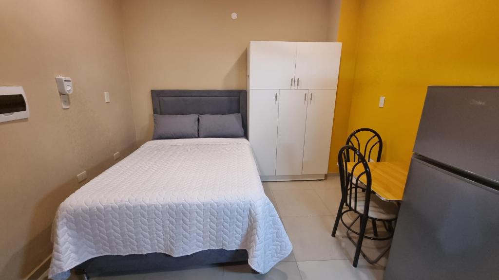 Habitación con baño privado solo efectivo guaranies zona hospital militar - 3
