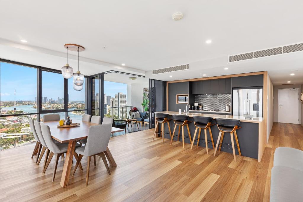 Stunning 180 degree Views at Avalon Apartment, Gold Coast