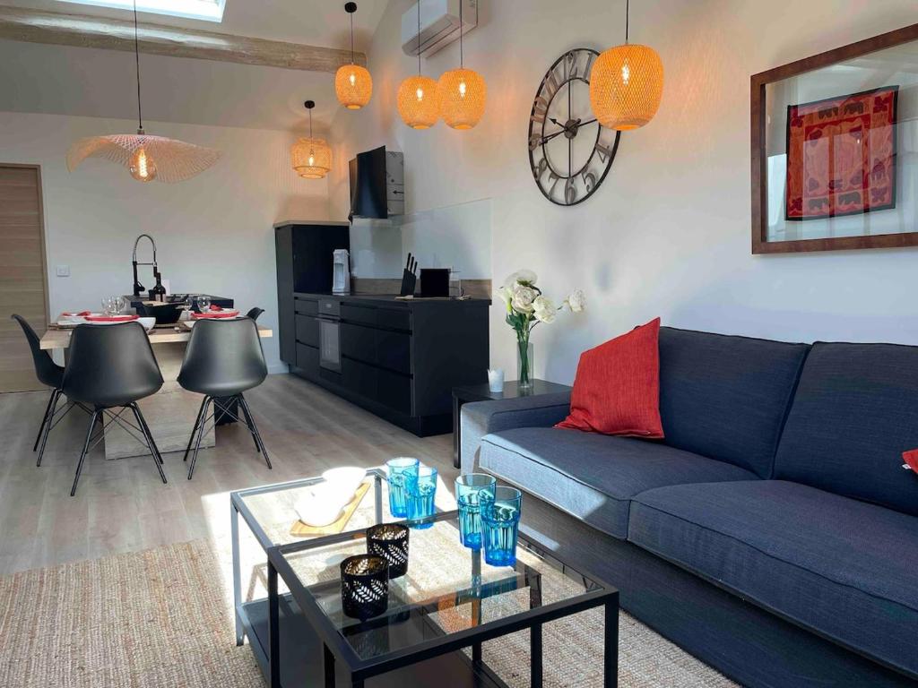 Chic Spacious 2BR few Steps from the City Center - 4