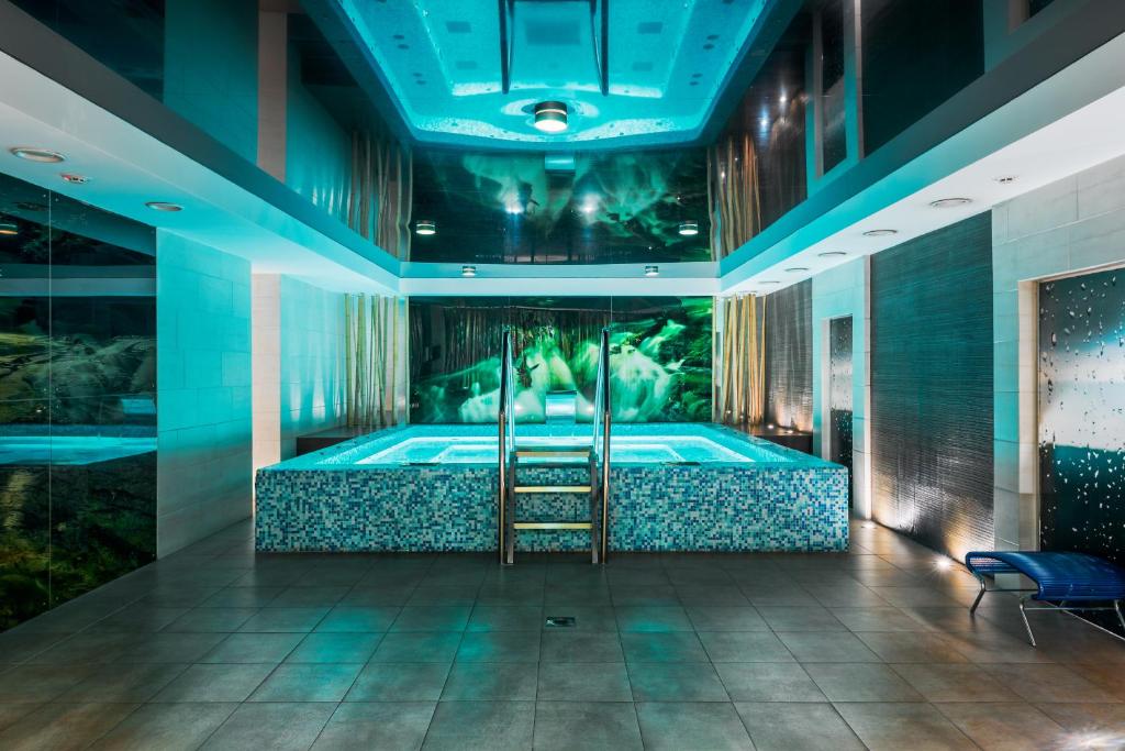 โรงแรมอ็อกโทเบอร์ (Hotel October)