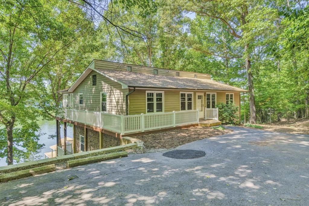 Baloo Lagoon, Moneta