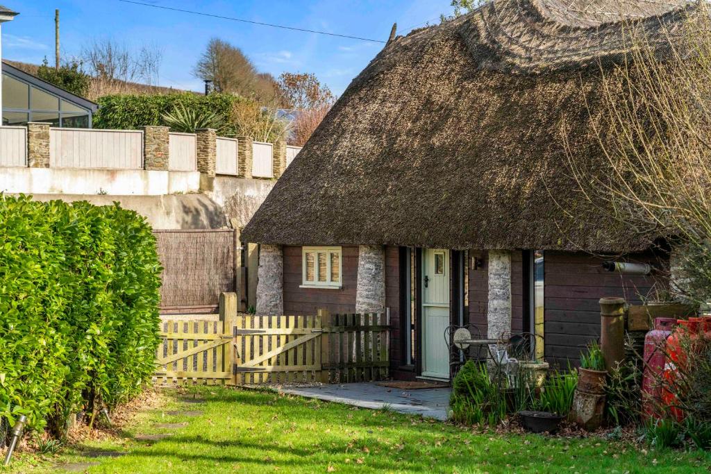 Unique Thatched Retreat near Salcombe and Beaches, South Milton