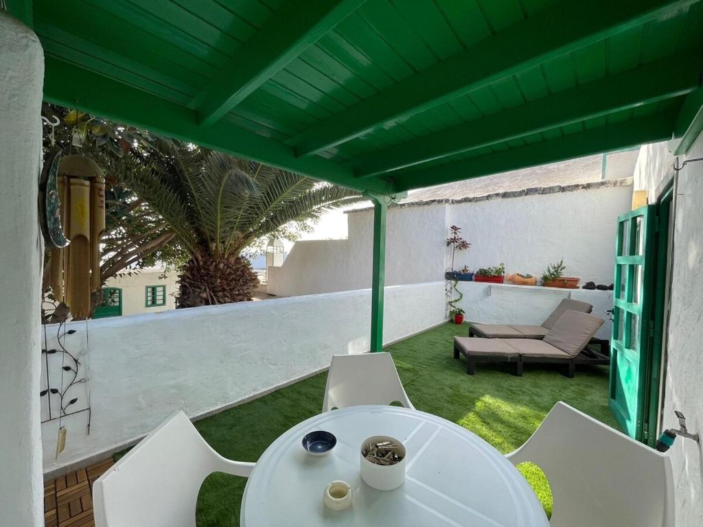 Harmony House Just 2min from the beach with a stunning terrace An Oasis - 4