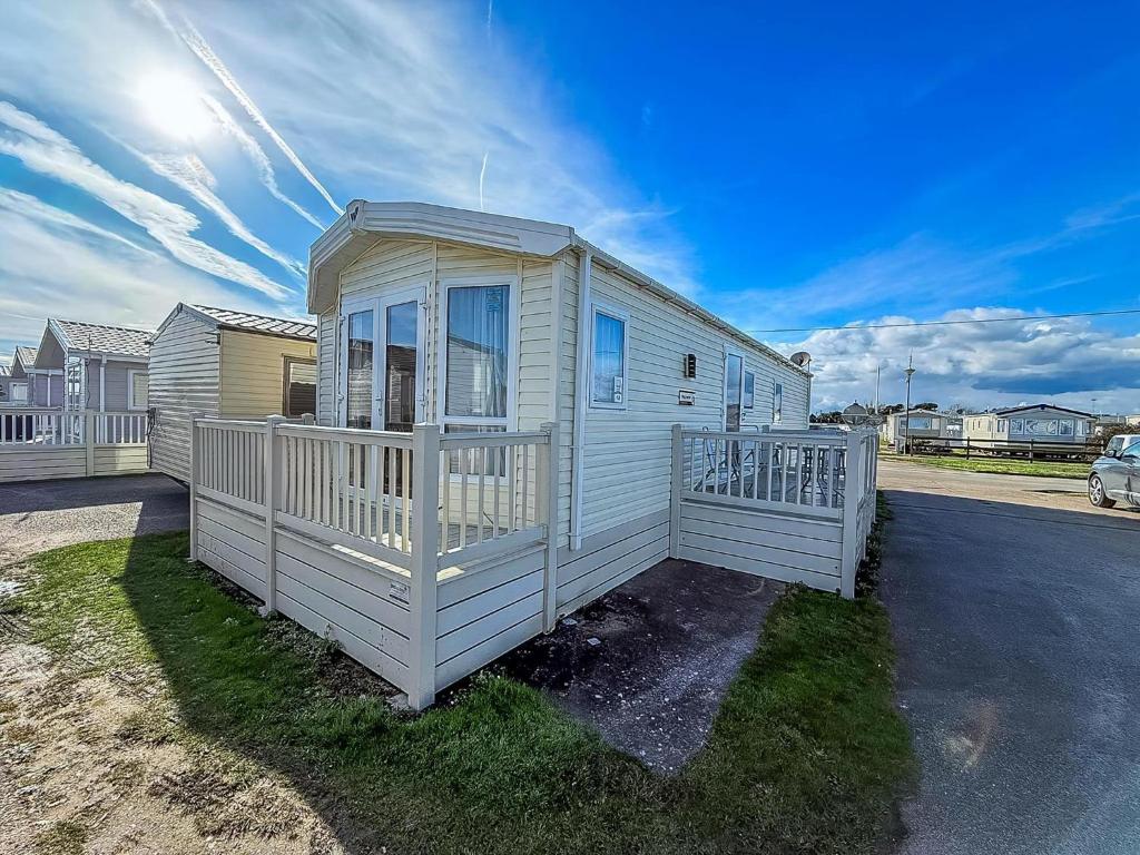 Lovely 6 Berth Caravan At Suffolk Sands Holiday Park Ref 45010Mv, Felixstowe