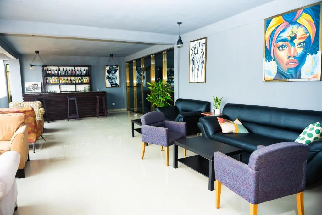 Tris Estates Hotel & Suites, hotel in Dwarzohn