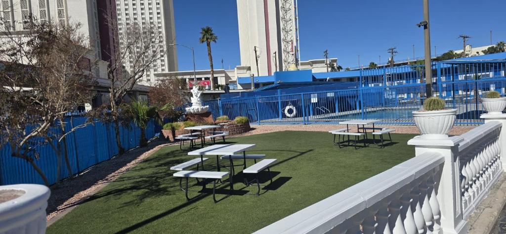 Exterior view, Travelsuites Inn in Las Vegas (NV)