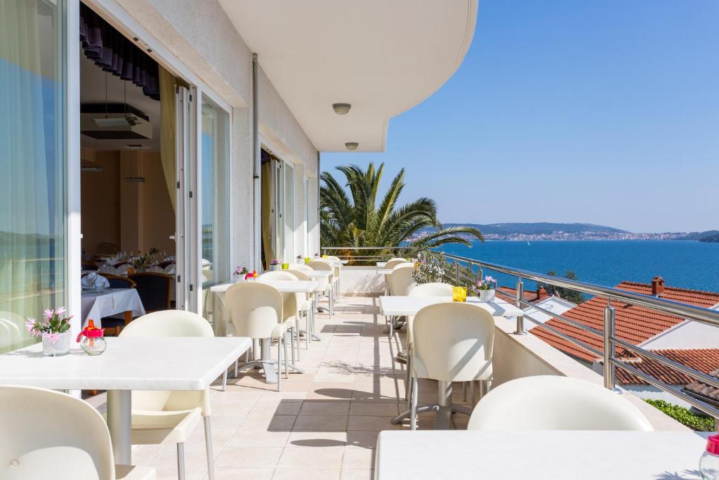 Hotel Viktorija — Restaurant & bars in Seget Vranjica, Split-Dalmatia