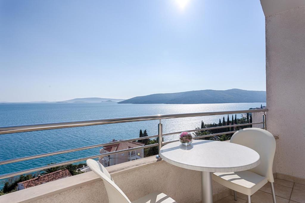 Hotel Viktorija — Hotel rooms in Seget Vranjica, Split-Dalmatia