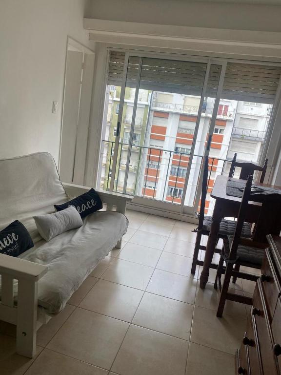 Depto dos ambientes avenida Colón, excelente ubicación - 2
