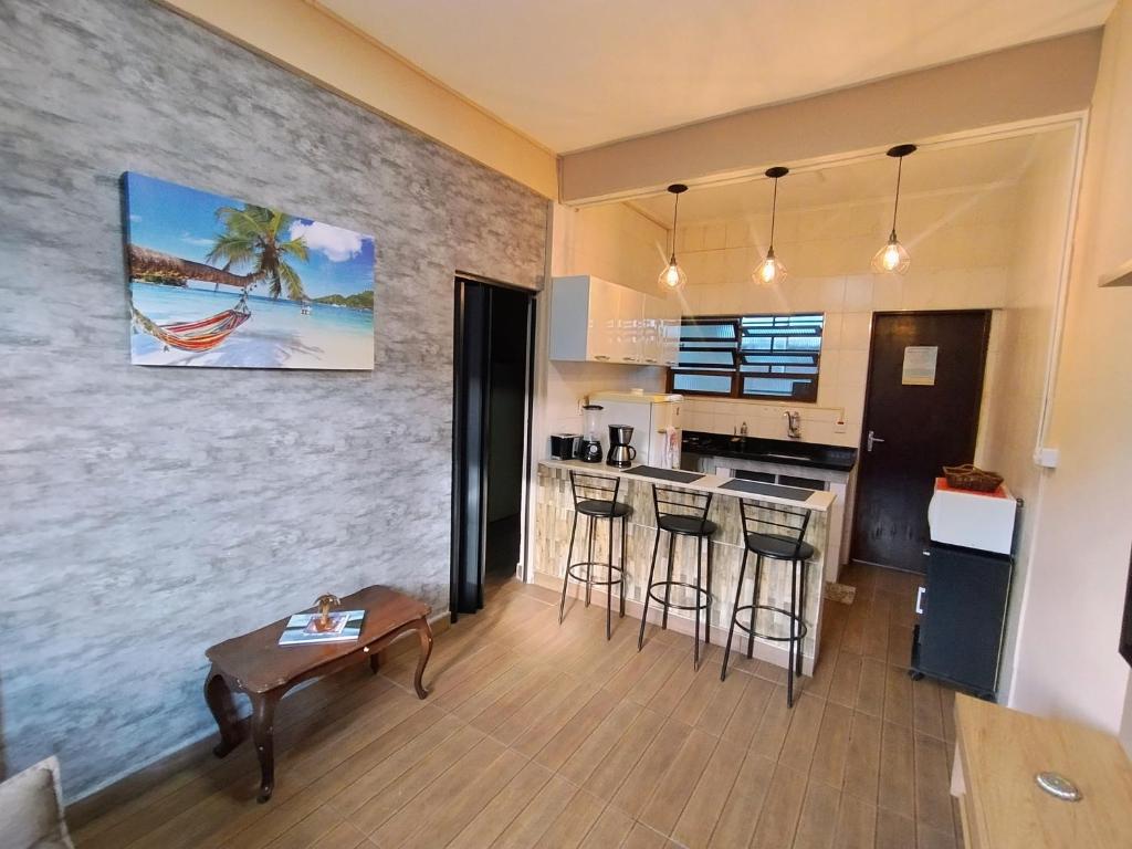 Apto 4 min apenas da Praia da Enseada e da Balsa com acesso à Prainha Branca, Excelente localização no Centro de Bertioga, vaga de garagem, área de churrasqueira, ar condicionado, secador de cabelo, wifi e Netflix, também ao lado do Rio para pescar, Bertioga