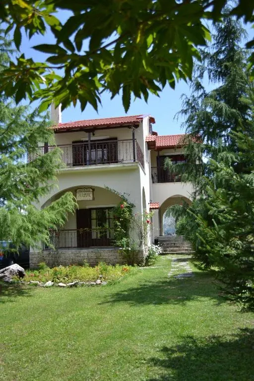 Ξενώνας Αλώνι-Guesthouse Aloni, מלון בTheodoriana