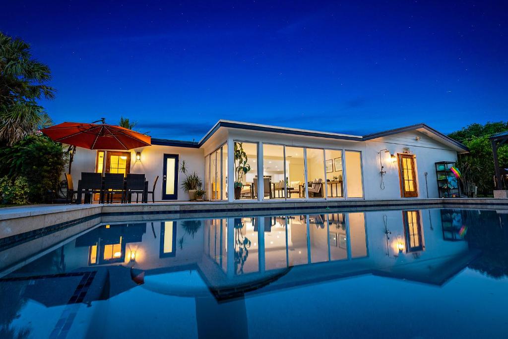 Fully Remodeled, Huge Backyard, Pet-Friendly, Pool, Palm Beach Gardens