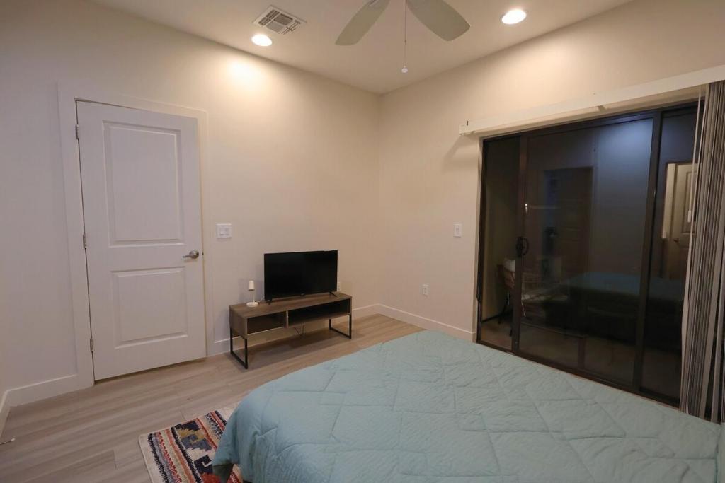 Central To Phoenix and Scottsdale Spacious 3BR Escape in Phoenix!, Phoenix