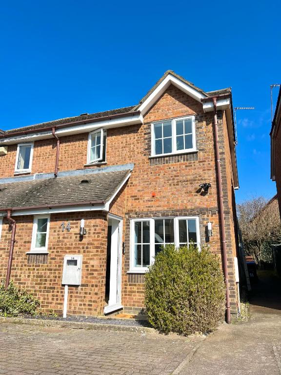 Luxury Modern House, Free Driveway Parking and Garden! Fully Equipped, Sleeps 6 Guests, Northampton