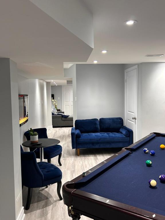 Whitby Hideout - 3BR, 5BD, 3WR, Pool Table, Sauna, Whitby