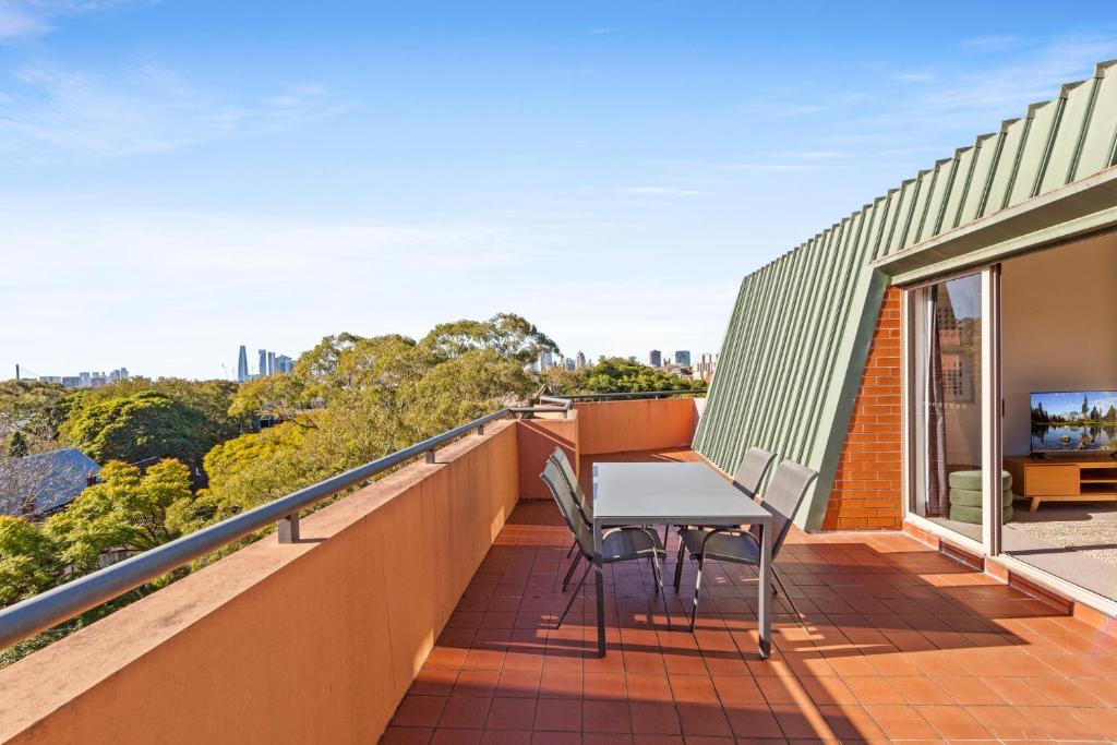 Spacious Inner-West 2-Bed with Alfresco Dining, Sydney