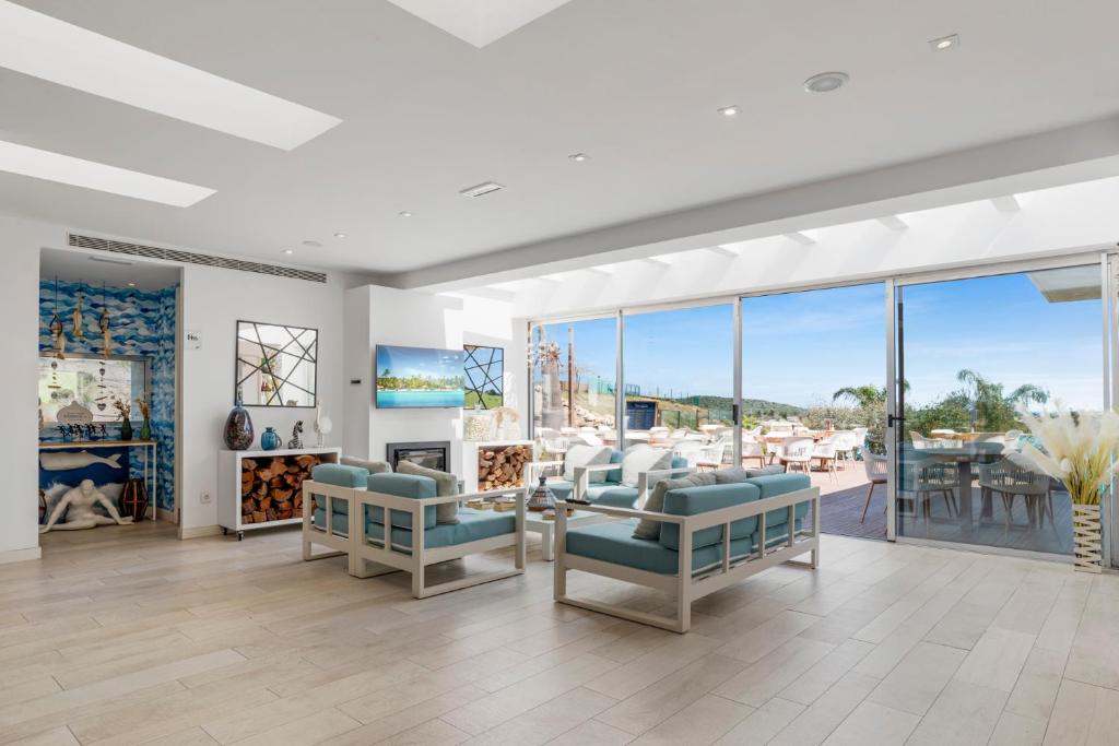 Scenic apartment in Alcazaba Lagoon Ref M55, Casares