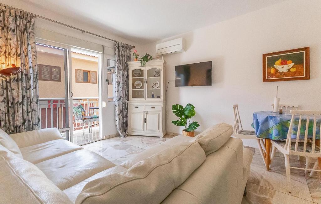 Beautiful Apartment In Torrevieja - 1