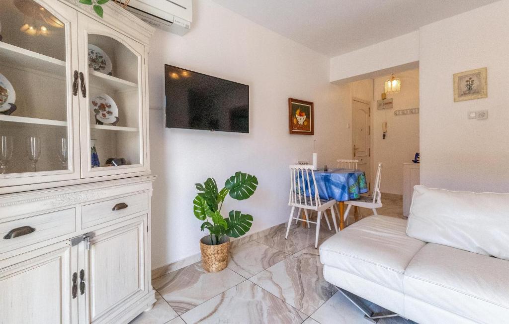 Beautiful Apartment In Torrevieja - 3