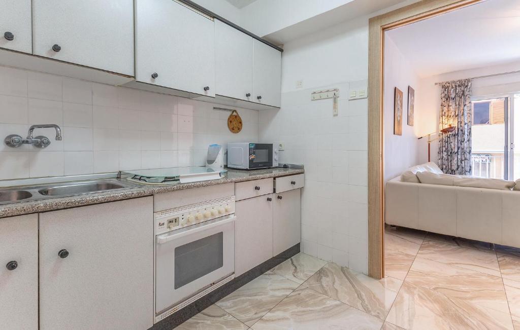 Beautiful Apartment In Torrevieja - 4