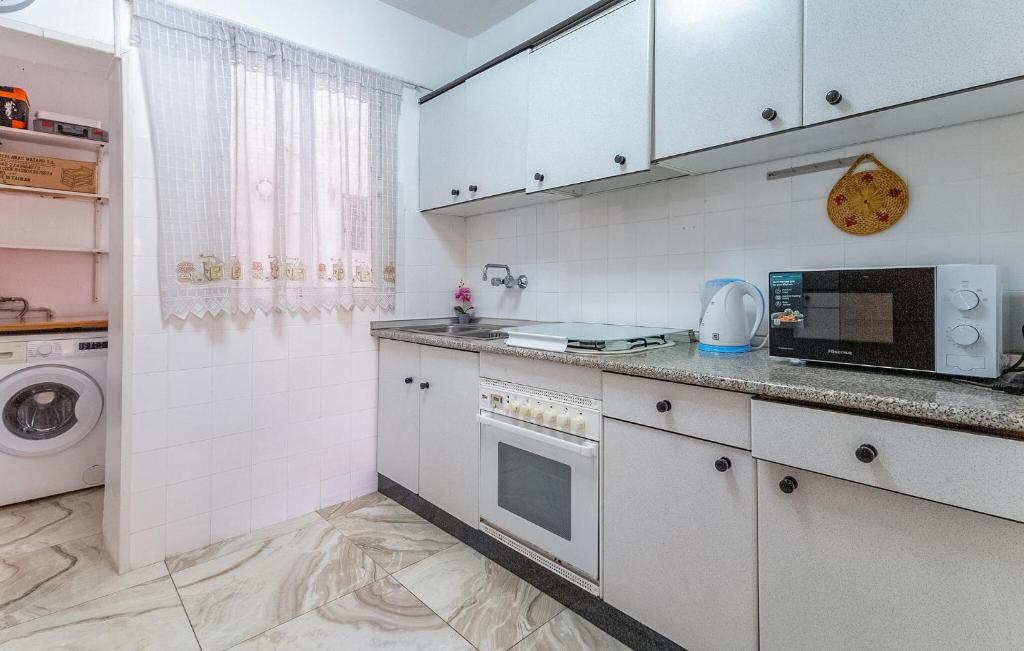 Beautiful Apartment In Torrevieja - 5