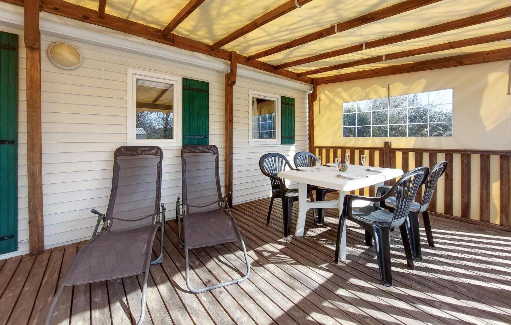 Mobilhome With Shared Pool, Carnac