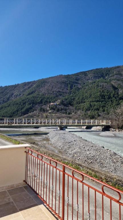 Au bord de la rivière - 3