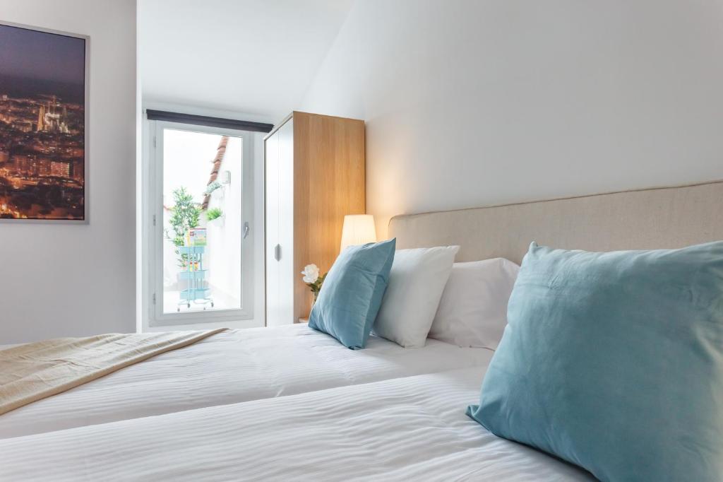 Apartamentos Cornellalux — Hotel in Barcelona