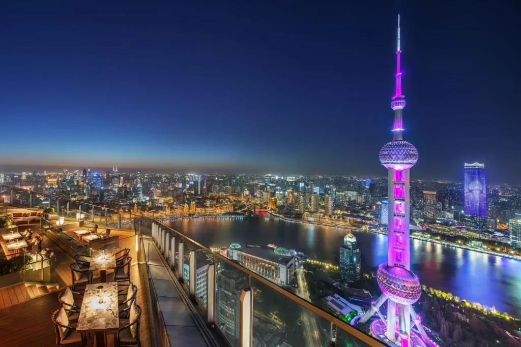 上海浦东丽思卡尔顿酒店，位于上海的酒店