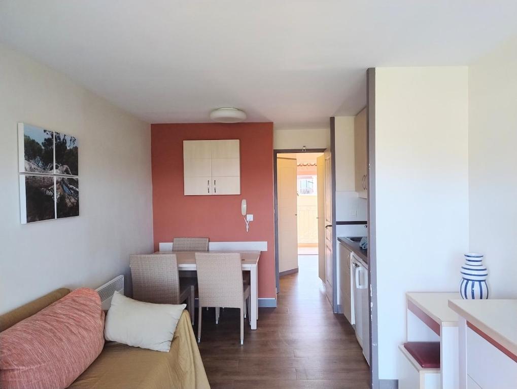 Heart of Holiday Village, near beach, WIFI, Parking, linen & clea ning included - 4