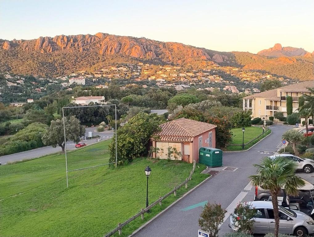 Heart of Holiday Village, near beach, WIFI, Parking, linen & clea ning included - 2